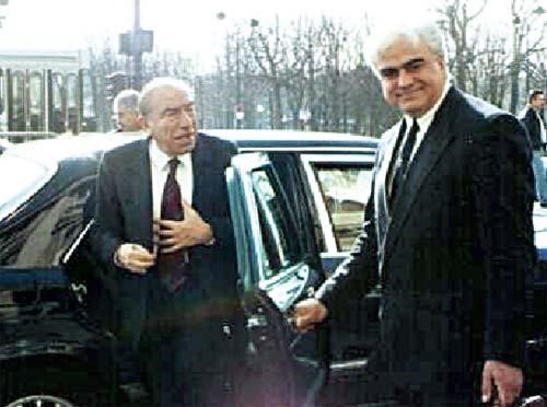 Türkeş’i otelin kapısında Samson Özararat karşılar